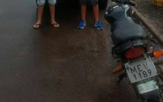 PM APREENDE DUPLA DE ADOLESCENTES COM MOTOCICLETA FURTADA