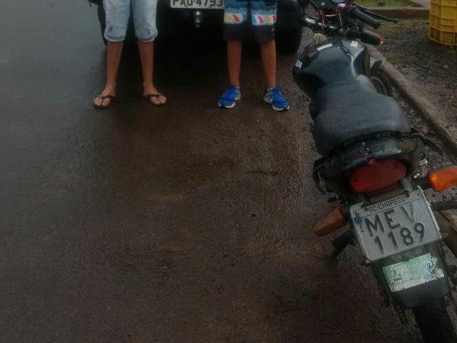 PM APREENDE DUPLA DE ADOLESCENTES COM MOTOCICLETA FURTADA