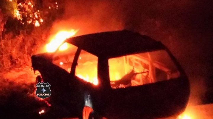 Carro é incendiado a margem de rodovia em Cordilheira Alta