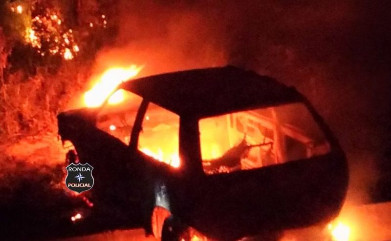 Carro é incendiado a margem de rodovia em Cordilheira Alta