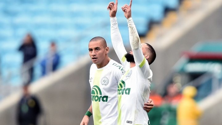 Chapecoense vence na Arena, sai do Z-4 e deixa Grêmio mais longe do Corinthians