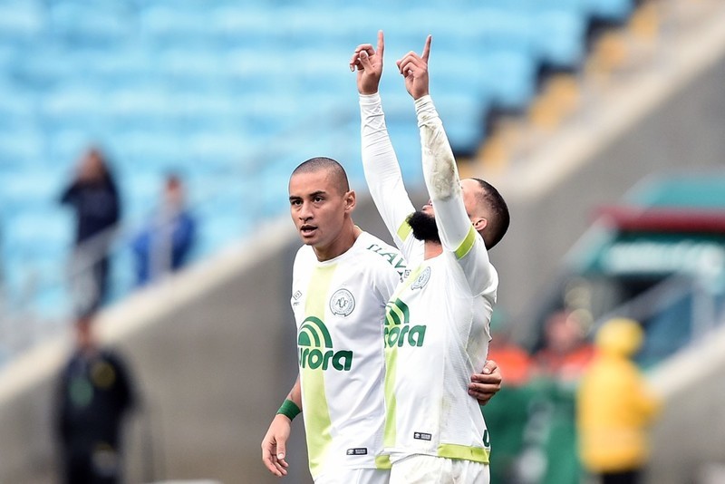 Chapecoense vence na Arena, sai do Z-4 e deixa Grêmio mais longe do Corinthians