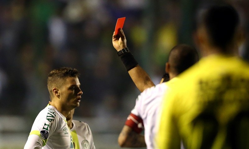 Chapecoense é o time mais faltoso e o que mais leva cartões amarelos no Brasileirão