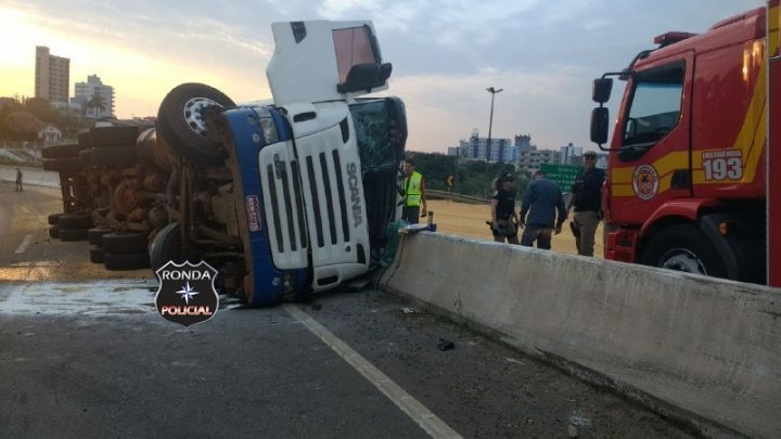 Carreta carregada de soja tomba na curva do viaduto em Xanxerê – Vídeo