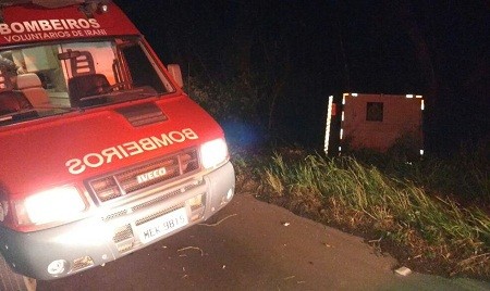 Caminhão ocupado por quatro pessoas sai da pista na BR-282