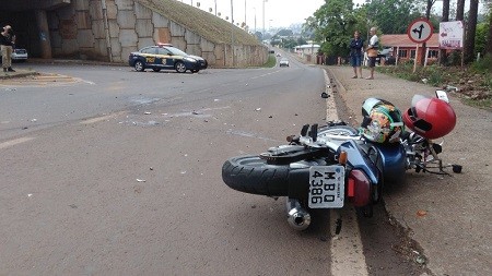 Ocupantes de motocicleta ficam em estado grave após acidente na BR-282