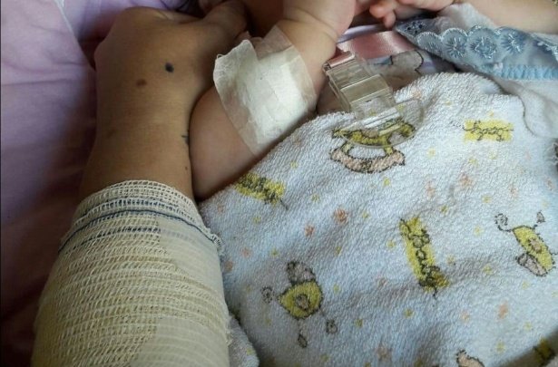 BEBÊ DE TRÊS MESES É ESFAQUEADO DURANTE ASSALTO POR CAUSA DE CELULAR