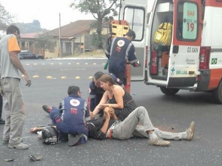 Acidente entre carro e motocicleta deixa duas pessoas feridas em Chapecó