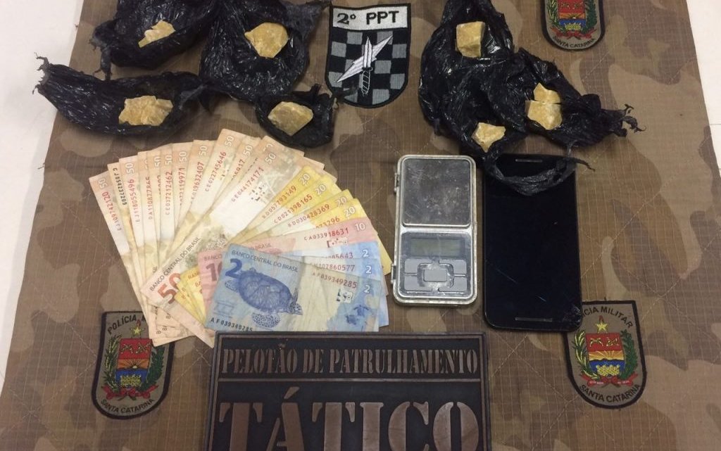 TÁTICO APREENDE DROGAS E DINHEIRO EM CHAPECÓ