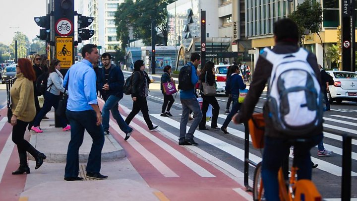 Ciclistas e pedestres poderão ser multados a partir de 2018