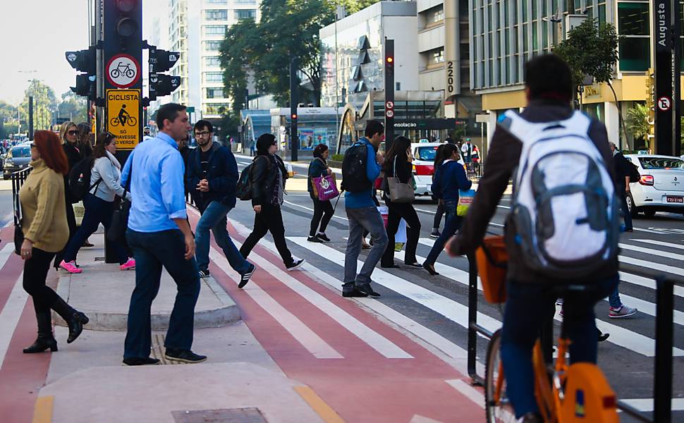 Ciclistas e pedestres poderão ser multados a partir de 2018