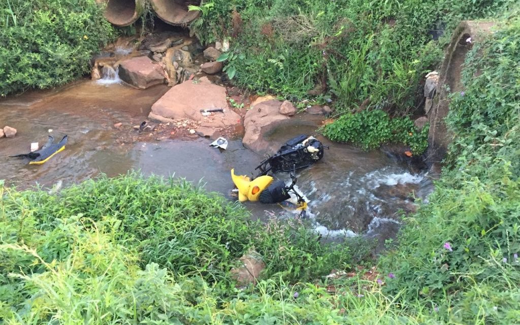 MOTOCICLETA É JOGADA EM RIACHO NO BAIRRO SÃO PEDRO EM CHAPECÓ