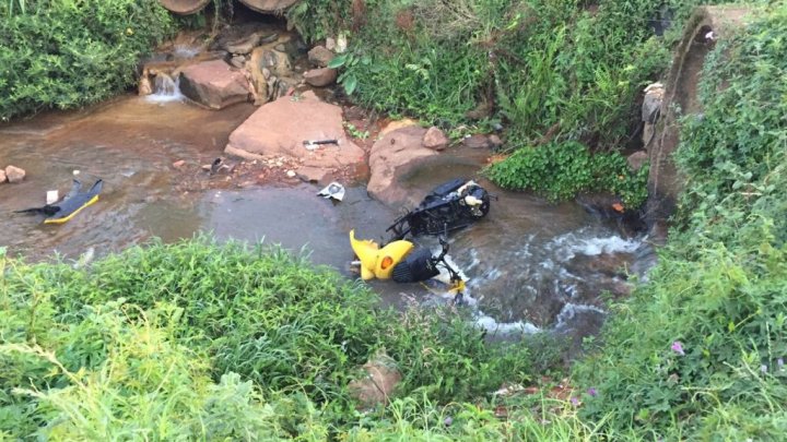 MOTOCICLETA É JOGADA EM RIACHO NO BAIRRO SÃO PEDRO EM CHAPECÓ