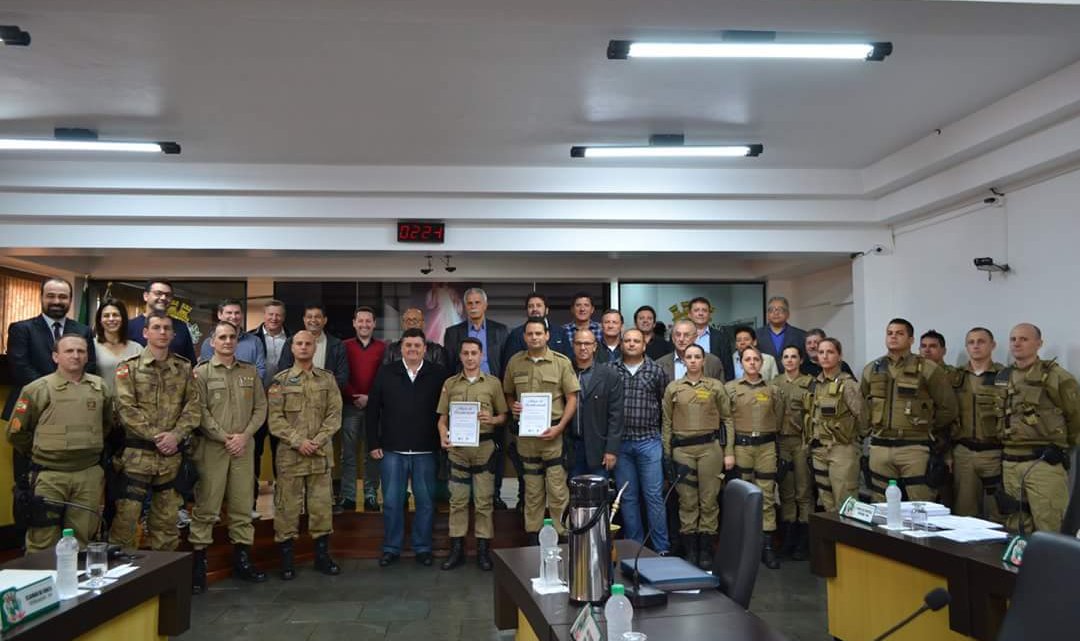 Policiais são homenageados por ato de bravura