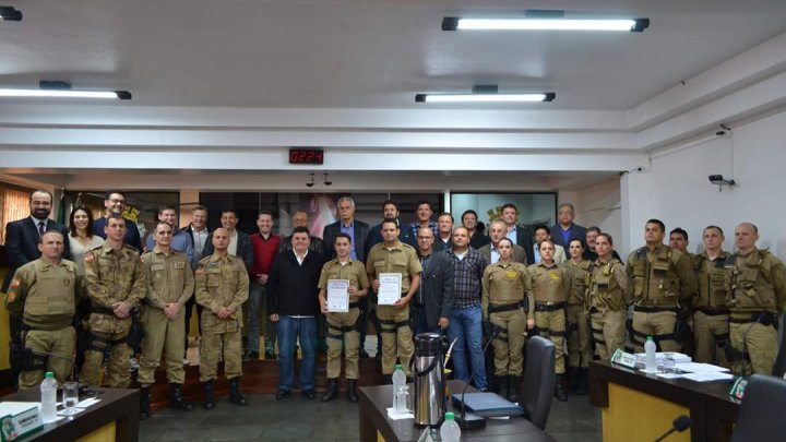 Policiais são homenageados por ato de bravura