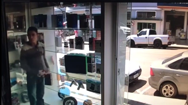 Homem tenta furtar celulares em loja e acaba levando apenas as caixas – Veja o Vídeo