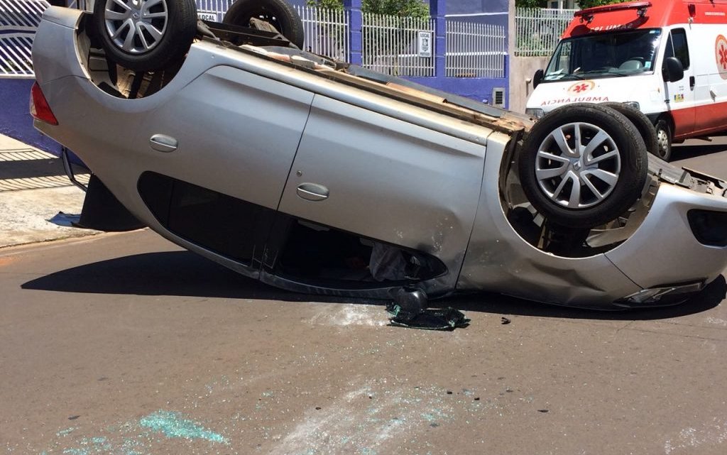 VEÍCULO CAPOTA APÓS COLISÃO NO BAIRRO SANTA MARIA EM CHAPECÓ