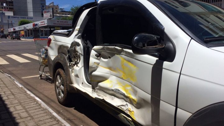 TRÊS VEÍCULOS SE ENVOLVEM EM COLISÃO NO CENTRO DE CHAPECÓ