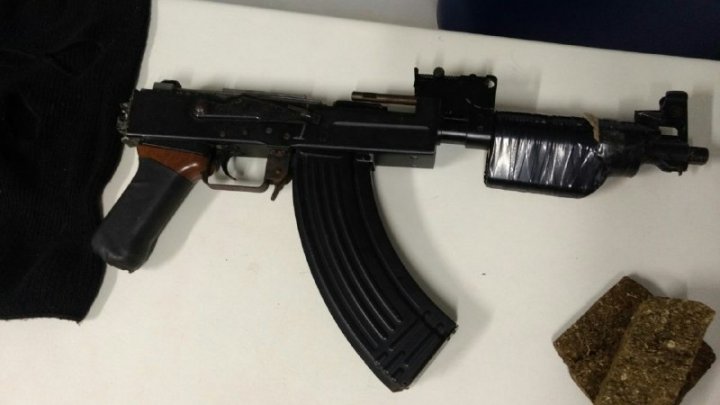PM estoura ponto tráfico e encontra imitação de Fuzil AK-47