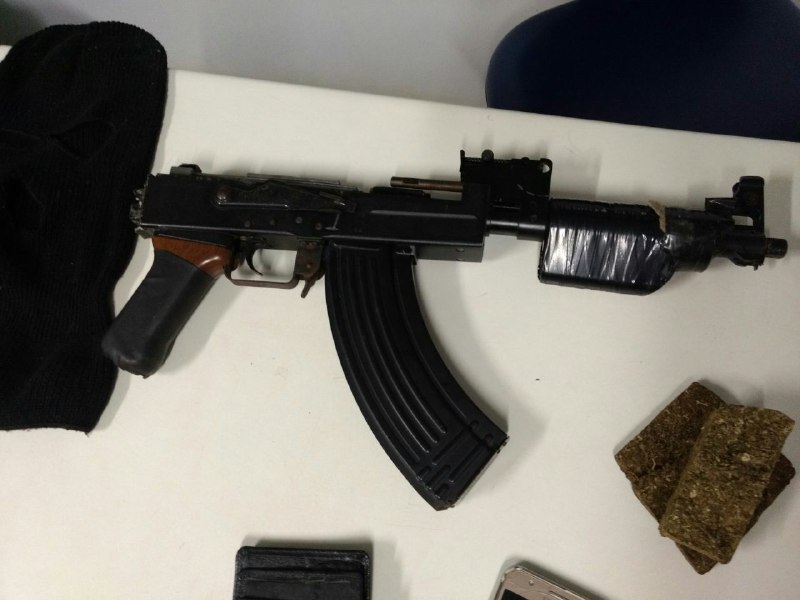 PM estoura ponto tráfico e encontra imitação de Fuzil AK-47