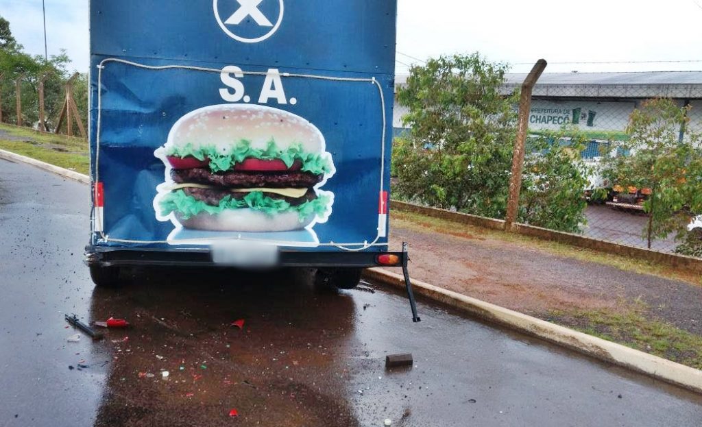 MULHER MORRE APÓS COLIDIR EM TRAILER EM CHAPECÓ