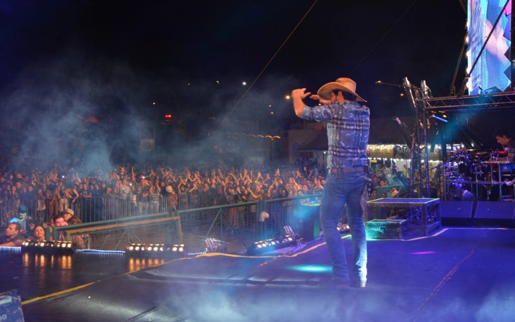 Fernando e Sorocaba e Ana Clara animaram a primeira noite de shows nacionais da EFAPI