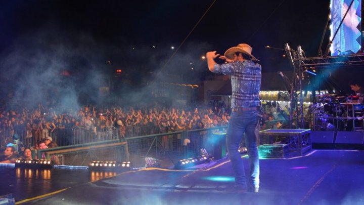 Fernando e Sorocaba e Ana Clara animaram a primeira noite de shows nacionais da EFAPI