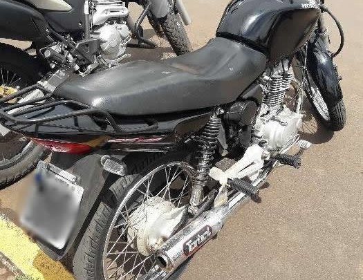 MOTOQUEIROS FOGEM DE BARREIRA POLICIAL MAS SÃO PRESOS SUSPEITOS DE TRÁFICO DE DROGAS NO PARQUE DAS PALMEIRAS