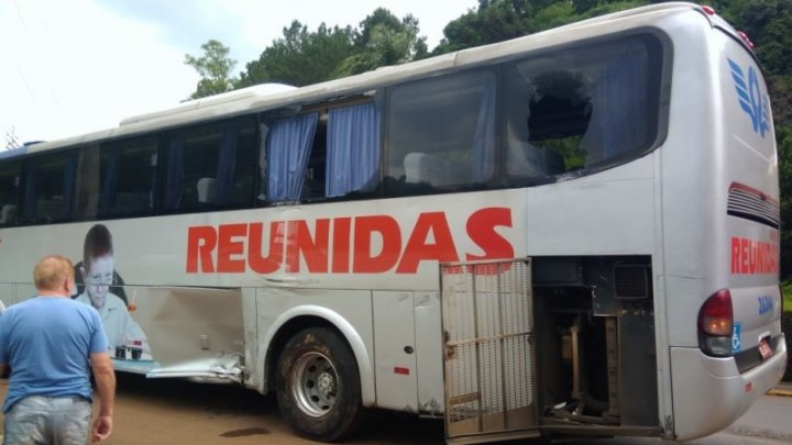 VÍDEO: CAMINHÃO DE CHAPECÓ FICA SEM FREIO E COLIDE EM ÔNIBUS