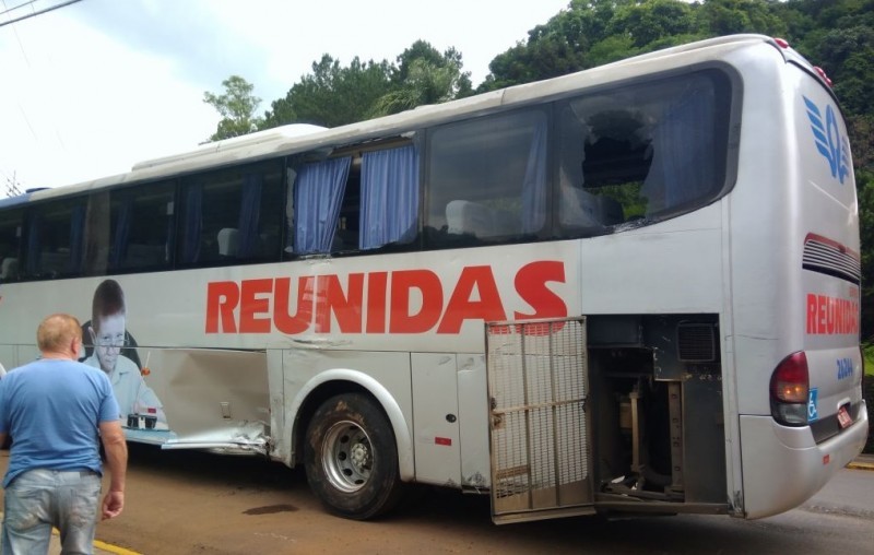 VÍDEO: CAMINHÃO DE CHAPECÓ FICA SEM FREIO E COLIDE EM ÔNIBUS