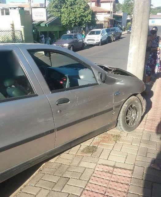 Homem morre e bate carro contra poste no Santo Antônio