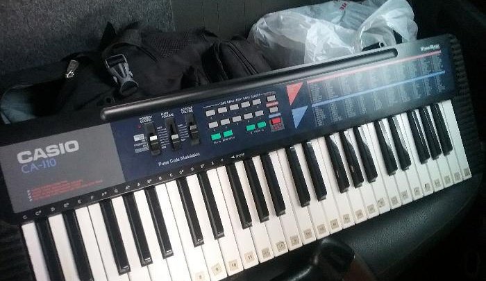 Polícia procura dono de teclado produto de furto no Centro de Chapecó