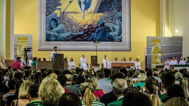 Centenas de fiéis participaram da missa em alusão ao primeiro ano da tragédia aérea