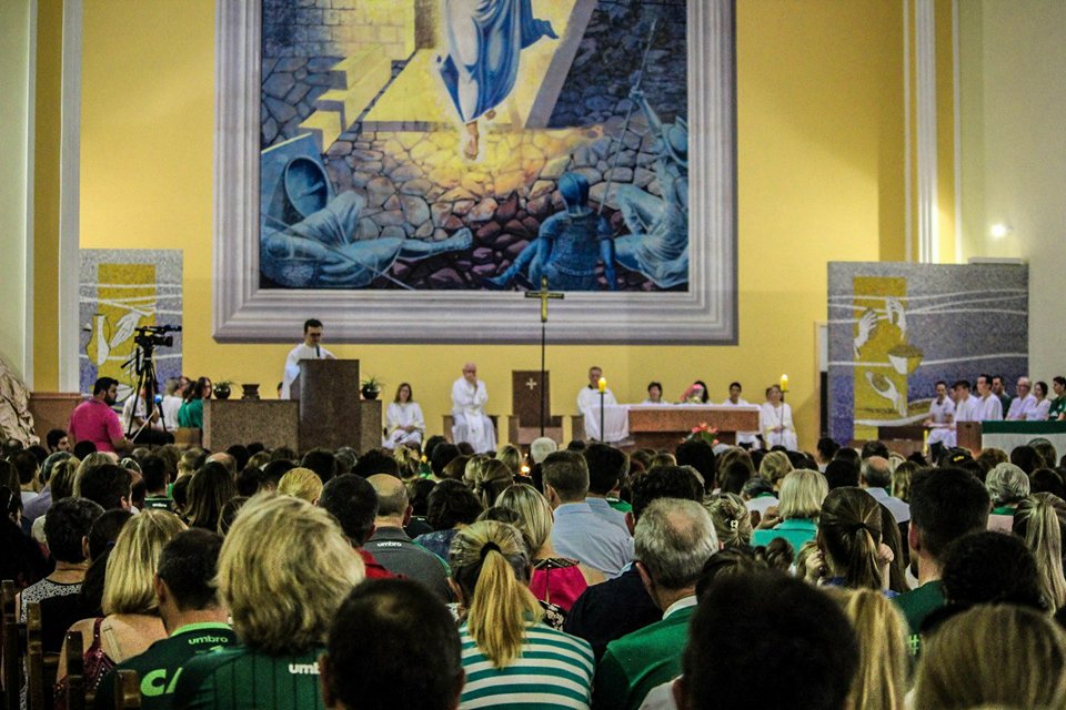 Centenas de fiéis participaram da missa em alusão ao primeiro ano da tragédia aérea