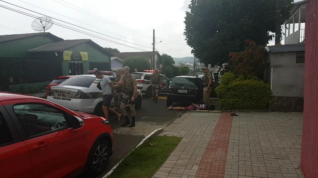 Após assalto em padaria suspeitos são presos durante fuga no bairro São Cristóvão em Chapecó