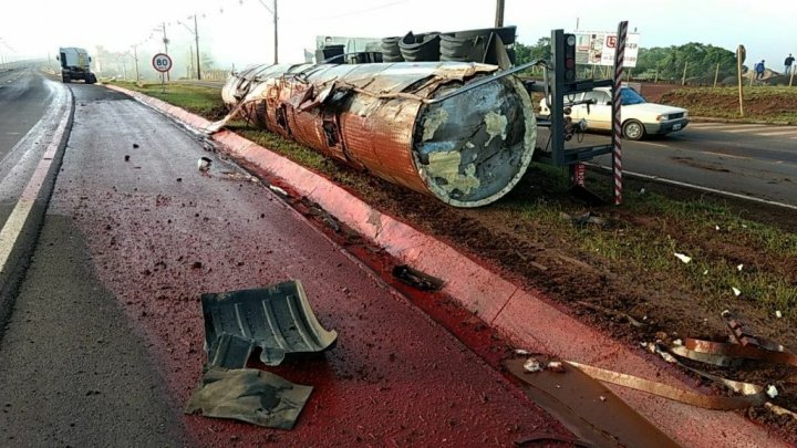 Carreta carregada com dejetos suínos tomba no acesso BR 282