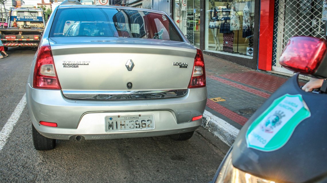 RECORDE EM CHAPECÓ: VEÍCULO É APREENDIDO COM R$ 104.668,47 MIL EM MULTAS