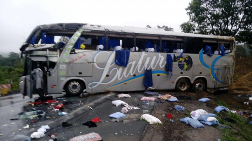 Ônibus tomba e deixa passageiros feridos