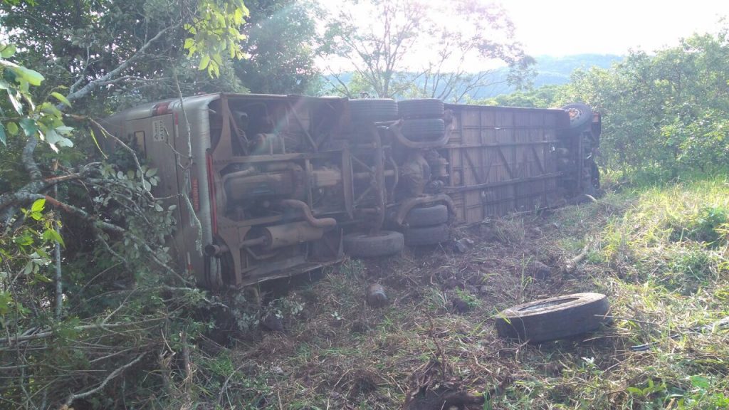 Ônibus com universitários sofre acidente na Serra do Goio-Ên