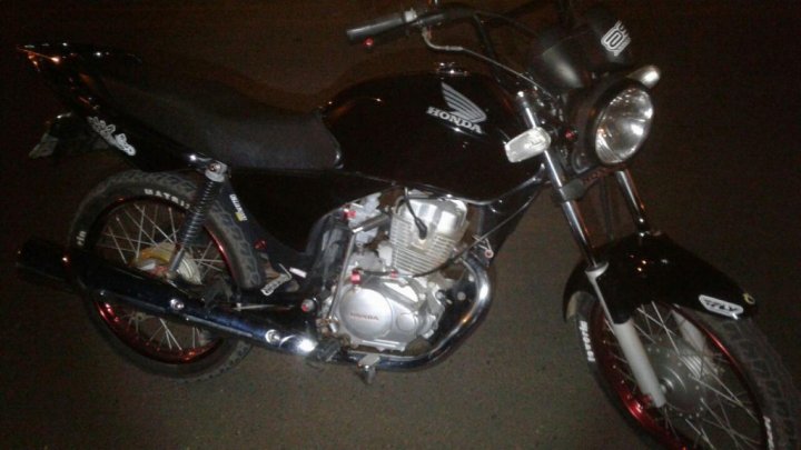 Motocicleta é apreendida e jovem multado após empinar na frente da Polícia no Quedas Palmital