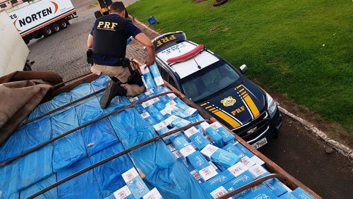 PRF apreende cerca de 450 mil maços de cigarros contrabandeados na BR 282