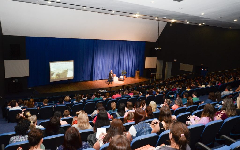 Palestra reúne pais e professores da Rede Municipal em Chapecó