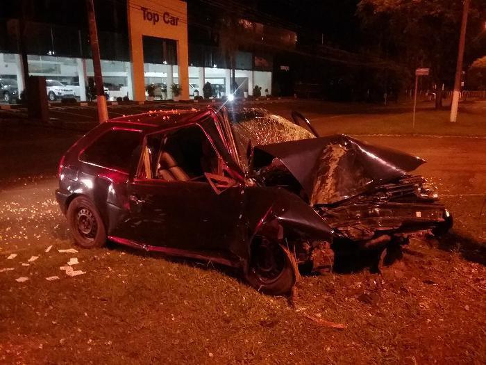 JOVEM FICA FERIDO EM VIOLENTO ACIDENTE NA AV. FERNANDO MACHADO