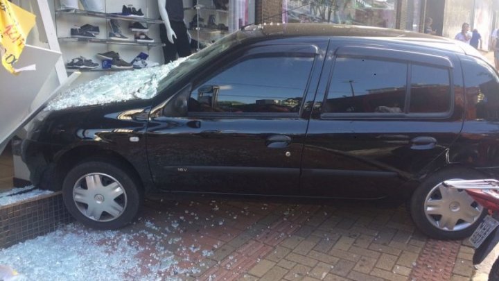 Motorista colide veículo contra vitrine de loja em Chapecó