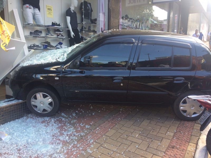 Motorista colide veículo contra vitrine de loja em Chapecó