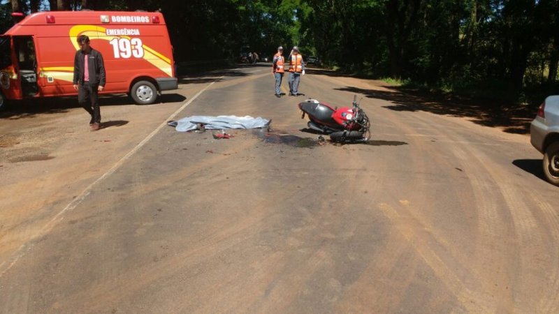 Mulher morre após colisão entre moto e carro – Fotos e vídeo
