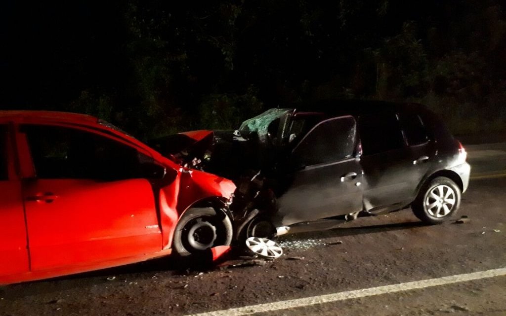 Três pessoas morrem e outras duas ficam gravemente feridas em colisão frontal durante a madrugada na BR-282