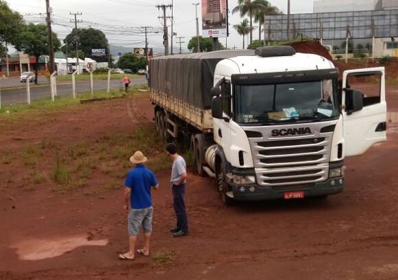 Motorista passa mal e invade pátio de empresa próxima ao shopping