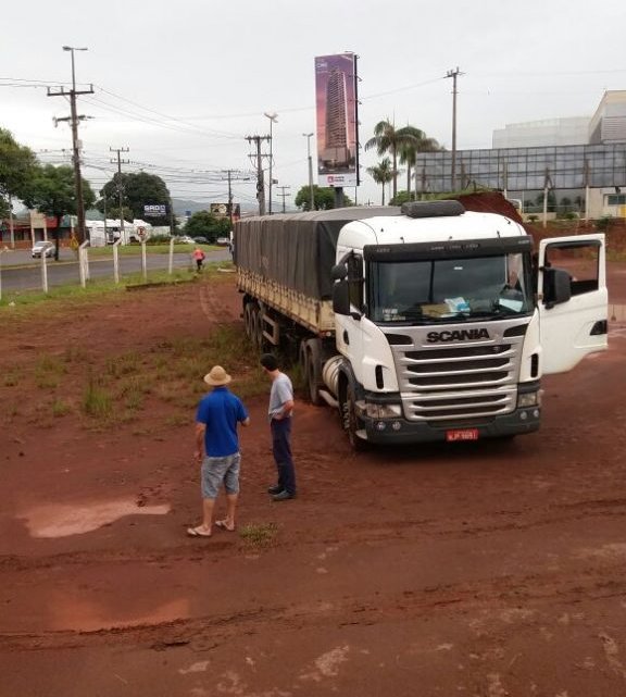 Motorista passa mal e invade pátio de empresa próxima ao shopping