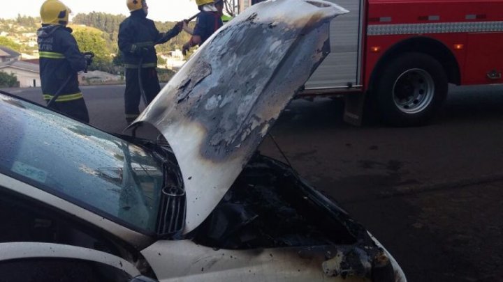 Bombeiros combatem incêndio em motor de veículo em Xaxim